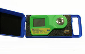 Milwaukee MA887-BOX Digital Refractometer for Seawater Measurements